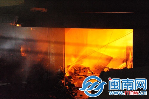 倉庫火勢很旺，消防員用水槍壓制