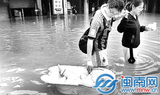 前日，余姚市民錢先生夫婦用澡盆帶著僅三個(gè)月大的兒