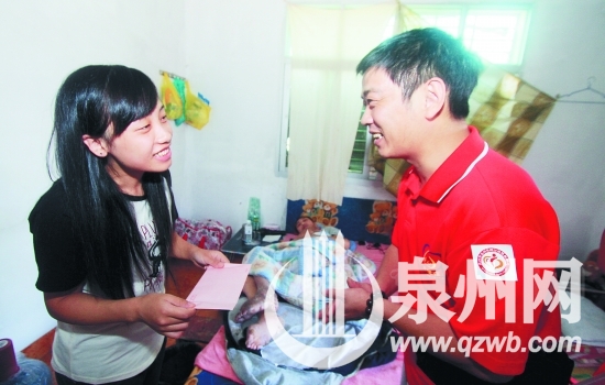 愛(ài)心人士看望王琳芳父女,并送上愛(ài)心款