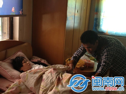 妻子因腦出血致右半身癱瘓，生活起居都需要唐某偉照顧