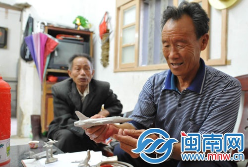 當(dāng)年打下美國戰(zhàn)機(jī)后，士兵們用飛機(jī)殘骸制成戰(zhàn)機(jī)模型