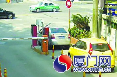 朱某駕車緩緩駛向道閘，硬生生將道閘頂開