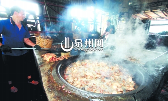 兩名工人圍著四口大鍋煉豬油，現(xiàn)場(chǎng)散發(fā)出陣陣惡臭。
