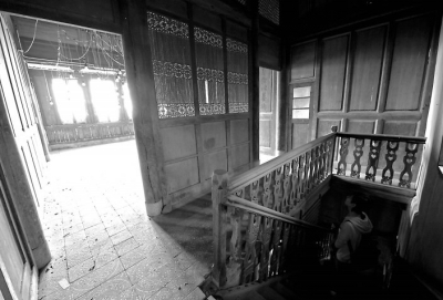 部分建筑地磚松動(dòng)，木頭腐朽斷裂