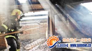 消防官兵正在現(xiàn)場(chǎng)進(jìn)行清理