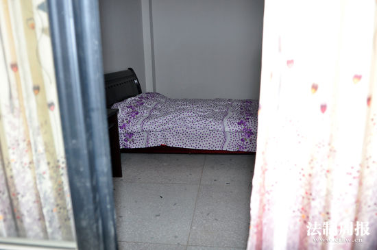 湖南貧困村“值班室”配雙人床,床上已經(jīng)鋪好了被子