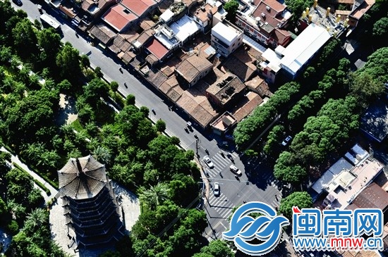 1.遙望西街，西塔如同古城畫卷上的印章般醒目