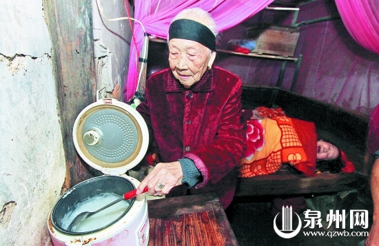 雖已年邁，王算仍每天為臥床的七旬女兒熬粥、擦身，