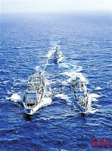 參加“機動-5”號演習的南海艦隊編隊正在接受補給