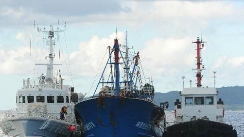 日本海上保安廳的兩艘巡邏船將中國漁船夾在中間