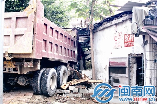 土方車的車頭整個(gè)沖進(jìn)了房間