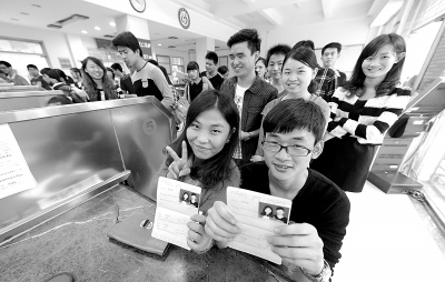 一對新人領(lǐng)到結(jié)婚證成功“脫光”。