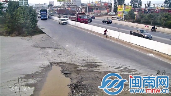 監(jiān)控顯示，丁某撞人后棄車逃跑
