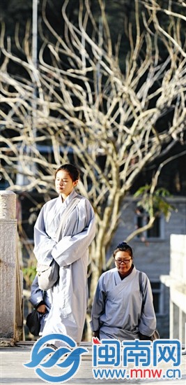 在安靜的寺院里，學員面露從容