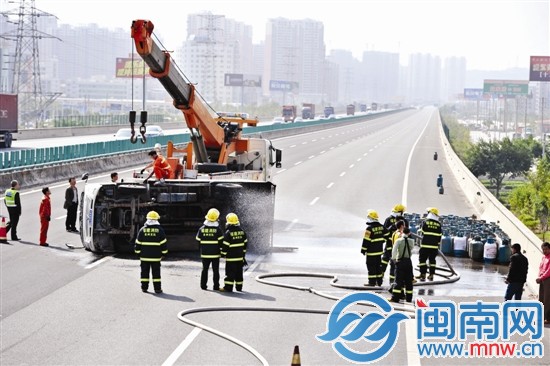為防止爆炸，消防官兵朝貨車噴水，3個(gè)泄漏氣罐被移