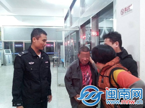 回到母親身邊，張某慎露出開(kāi)心的表情