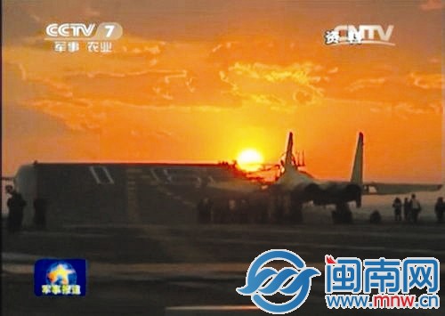 殲-15艦載機在暗光條件下起降