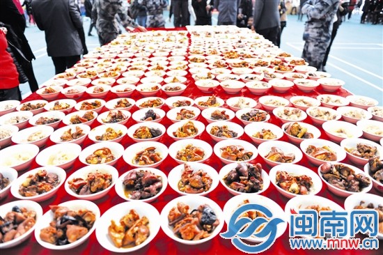 滿(mǎn)桌豬腳讓人咽口水