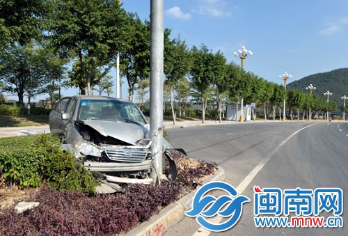 小車車速太快，直接撞上綠化帶