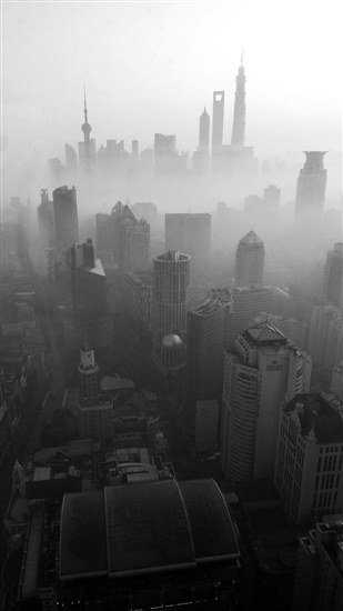 5日，上海，浦東遠(yuǎn)望去如同海市蜃樓