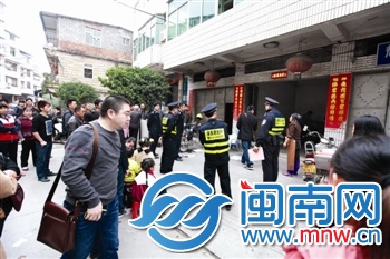 事發(fā)現(xiàn)場(chǎng)，警方正在屋內(nèi)尸檢