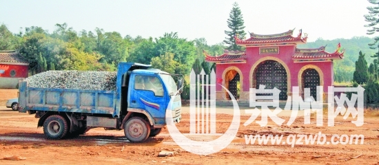 南安市鄭成功陵園大門緊閉，一輛土方車從滿是泥濘的