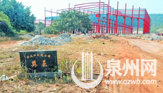 鄭成功主題公園奠基石旁，一座廠房拔地而起