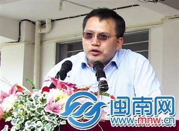 去年5月，李曙峰和弟弟捐資100萬，成立玉振教育基金