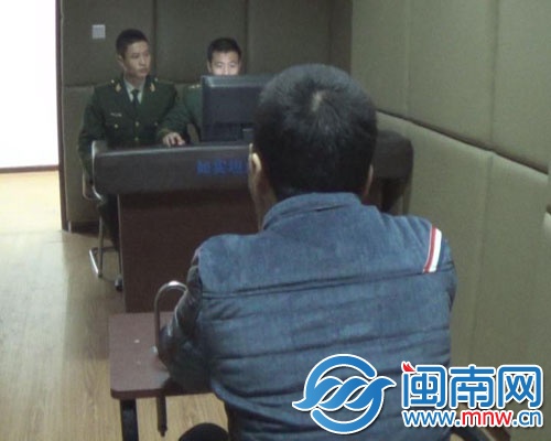 身著男裝、理著板寸頭的小珍，在派出所配合辦案