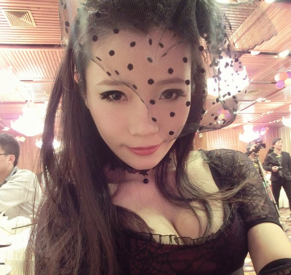 廈門(mén)長(zhǎng)腿美女畫(huà)漫畫(huà)網(wǎng)絡(luò)走紅