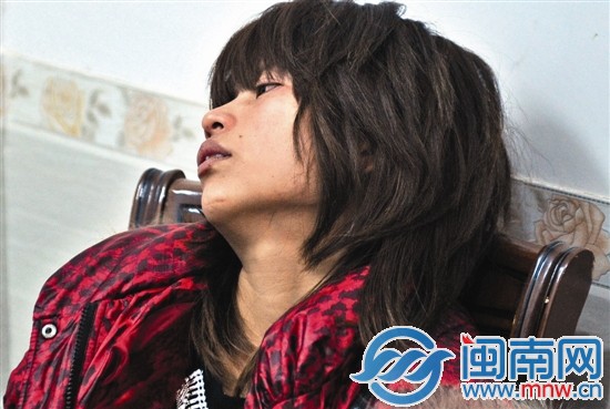 媽媽黃女士哭癱在椅子上