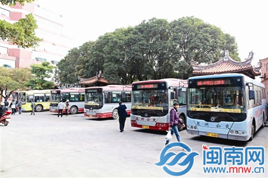 文化宮公交站，一片繁忙