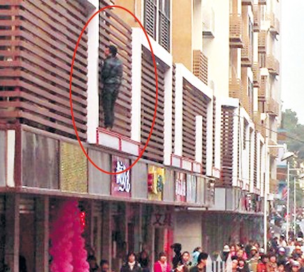 被騙男子破窗出逃