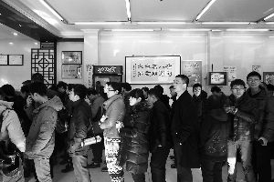 點餐的顧客排起“百轉(zhuǎn)千回”的長隊