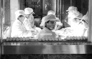 后廚也被巨大的客流震驚了