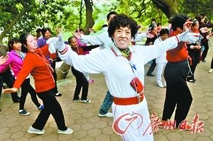天河公園，大媽們戴著耳機(jī)安靜地跳著廣場(chǎng)舞