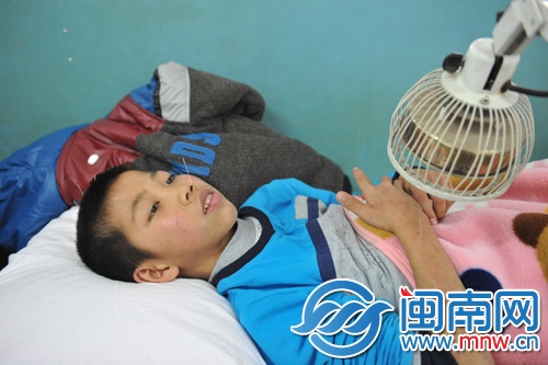 如今，他無(wú)法去上學(xué)，每天都要去醫(yī)院針灸