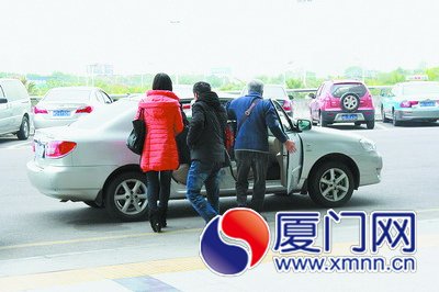 乘客被人拉走，坐上黑車