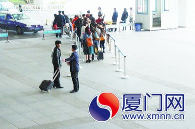 黑衣男子拉客，與正規(guī)出租車爭奪客源