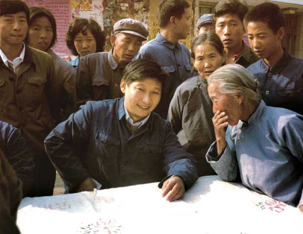 時任中共正定縣委書記的習(xí)近平在大街上聽取來訪群眾