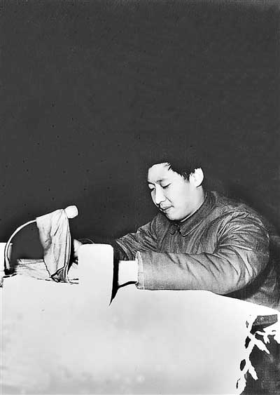時任中共正定縣委書記習(xí)近平在發(fā)展商品生產(chǎn)三級干部
