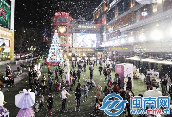 昨晚9點，泉州市區(qū)領(lǐng)秀天地，“人工造雪”吸引很多