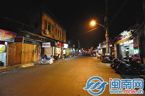 昨晚不到9點(diǎn)，泉州市區(qū)西街，多家店鋪已經(jīng)關(guān)門，路