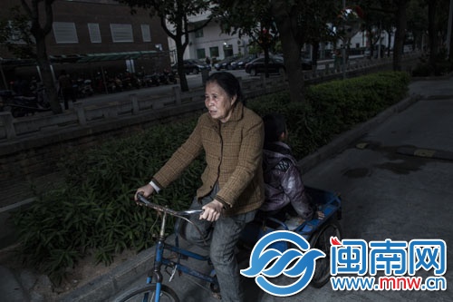 李奶奶每天載著孫子上下學(xué)，兩人相依為命