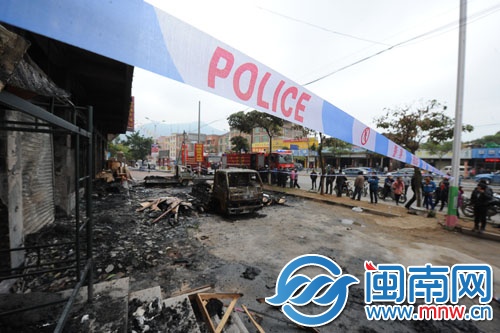 家具城門口，貨車已被燒毀