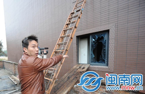 李秋生等人敲碎家具城四樓窗戶玻璃，想進火場救人，