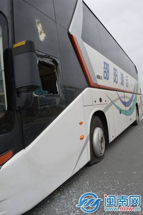 駕駛室車窗被砸碎，輪胎也被戳破