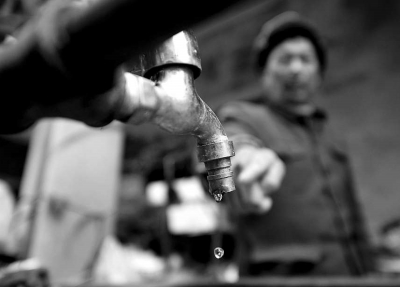 由于管道堵塞，劉老漢家中無(wú)水可用