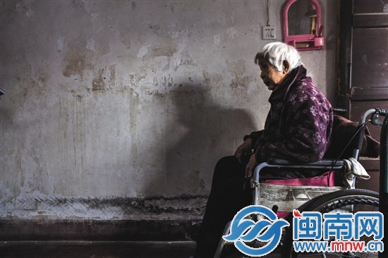 陳磨治坐在輪椅上，常年窩在家中，好希望有人帶她出