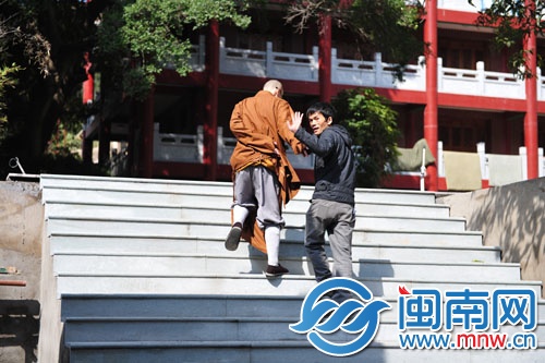 決心留在寺廟工作，陳奕新向眾人揮手告別